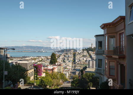 SAN FRANCISCO, USA - ca. November 2017: Blick auf San Francisco von der berühmten Lombard Street im November Tag Stockfoto