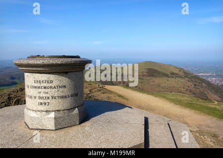 Die toposcope und Gedenkstätte auf Worcestershire Leuchtfeuer in dunstiger Frühlingssonne, dem höchsten Punkt der Malvern Hills, Worcestershire, Großbritannien Stockfoto