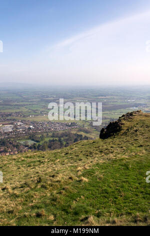 Die Panoramaaussicht in der Nähe der Worcestershire Leuchtfeuer über die Stadt und die Landschaft von Worcestershire unten, Malvern, Worcestershire, Großbritannien Stockfoto