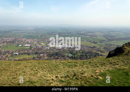 Die Panoramaaussicht in der Nähe der Worcestershire Leuchtfeuer über die Stadt und die Landschaft von Worcestershire unten, Malvern, Worcestershire, Großbritannien Stockfoto