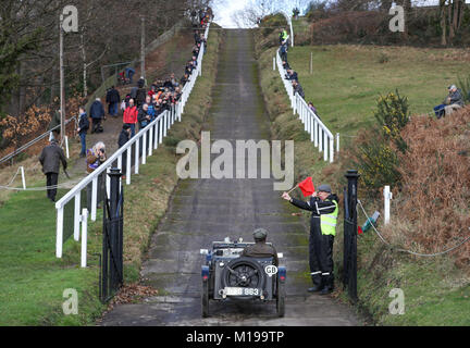 Ein Wettbewerber Antriebe übernimmt die "Test Hill', wie sie in der Vintage Sports-Car Club jährliche Fahrprüfung Tag in Brooklands Museum in Surrey. Stockfoto