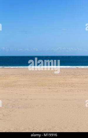 Halb abstrakten Sand, Meer und Himmel Horizont der Strand an der Broad Haven südlich in der Nähe von Bosherston, Pembrokeshire, Wales, Großbritannien Stockfoto