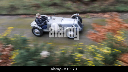 Ein Wettbewerber Antriebe übernimmt die "Test Hill', wie sie in der Vintage Sports-Car Club jährliche Fahrprüfung Tag in Brooklands Museum in Surrey. Stockfoto