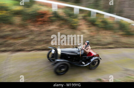 Ein Teilnehmer fährt auf dem „Test Hill“, während er am jährlichen Fahrtesttag des Vintage Sports-Car Club im Brooklands Museum in Surrey teilnimmt. Stockfoto