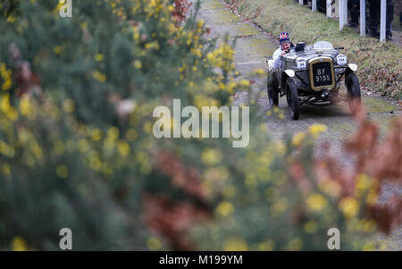 Ein Wettbewerber Antriebe übernimmt die "Test Hill', wie sie in der Vintage Sports-Car Club jährliche Fahrprüfung Tag in Brooklands Museum in Surrey. Stockfoto