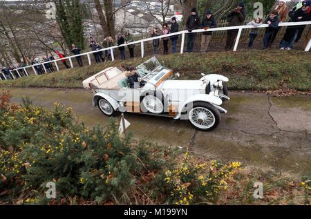 Katie Forrest, 32, aus Guildford, tritt in ihrem Roll-Royce Silver Ghost aus dem Jahr 1912, bekannt als Taj Mahal und ursprünglich im Besitz des Maharadscha von Nabha, auf dem „Test Hill“ an, während sie am jährlichen Fahrtest-Tag des Vintage Sports-Car Club im Brooklands Museum in Surrey teilnimmt. Stockfoto