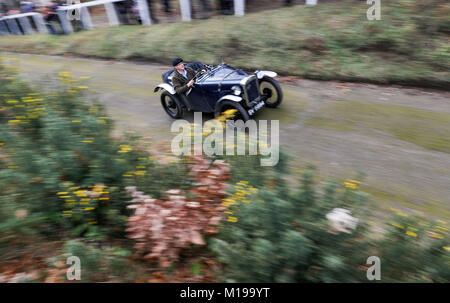 Ein Teilnehmer fährt auf dem „Test Hill“, während er am jährlichen Fahrtesttag des Vintage Sports-Car Club im Brooklands Museum in Surrey teilnimmt. Stockfoto