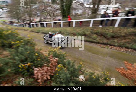 Ein Wettbewerber Antriebe übernimmt die "Test Hill', wie sie in der Vintage Sports-Car Club jährliche Fahrprüfung Tag in Brooklands Museum in Surrey. Stockfoto