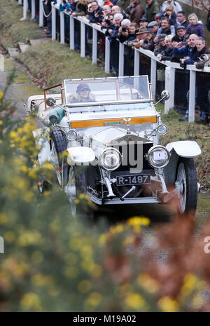 Katie Forrest, 32, aus Guildford, konkurriert in Ihr 1912 Roll-Royce Silver Ghost, als "Taj Mahal" bekannt und ursprünglich von der Maharadscha von nabha Besitz auf den 'Berg', wie sie in der Vintage Sports-Car Club jährliche Fahrprüfung Tag in Brooklands Museum in Surrey. Stockfoto