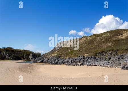 Rückblickend auf breiten Haven South Beach in Richtung Bosherston Lilienteichen Frühlingssonne, Pembrokeshire, Wales, Großbritannien Stockfoto