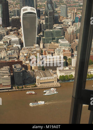 Eine Ansicht von Oben nach Unten anzeigen, 72, Der Shard in London Die Londoner City mit den Wolkenkratzern der Stadt in Aussicht Stockfoto