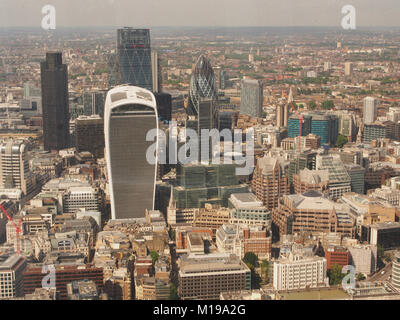 Eine Ansicht von Oben nach Unten anzeigen, 72, Der Shard in London Die Londoner City mit den Wolkenkratzern der Stadt in Aussicht Stockfoto