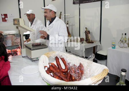 Monchique, Algarve Purtugal circa - März 2014: Räucherschinken zum Verkauf bei einem Räucherschinken-Festival in den Bergen von Monchique, Algarve Portugal. Stockfoto