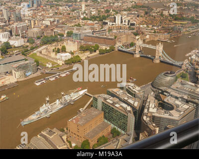 Eine Ansicht von Oben nach Unten anzeigen, 72, Der Shard, London an der Themse und HMS Belfast im Pool von London Stockfoto