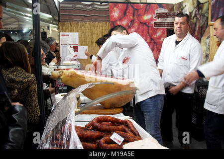 Monchique, Algarve Purtugal circa - März 2014: Räucherschinken zum Verkauf bei einem Räucherschinken-Festival in den Bergen von Monchique, Algarve Portugal. Stockfoto