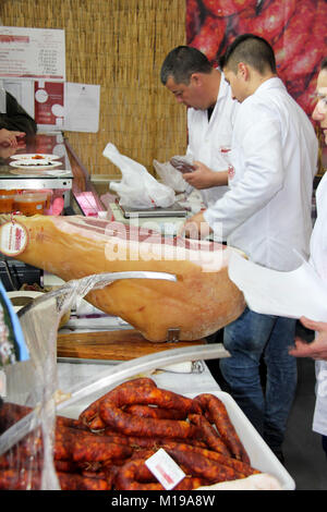 Monchique, Algarve Purtugal circa - März 2014: Räucherschinken zum Verkauf bei einem Räucherschinken-Festival in den Bergen von Monchique, Algarve Portugal. Stockfoto