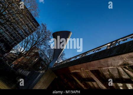 Pero's Bridge, eine Fußgängerbrücke, Harborside, Bristol UK. Benannt nach dem Sklaven Pero Jones. Brückenkonstruktion von Eilis O'Connell. Stockfoto