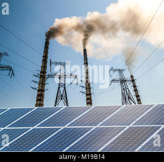 Solar Panels gegen Kraftstoff Kohle Kraftwerk. Nachhaltige Entwicklung und erneuerbare Ressourcen Konzept. Stockfoto