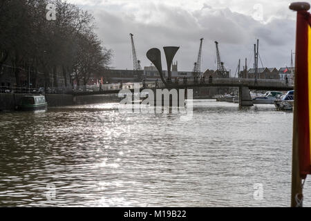 Pero's Bridge, eine Fußgängerbrücke, Harborside, Bristol UK. Benannt nach dem Sklaven Pero Jones. Brückenkonstruktion von Eilis O'Connell. Stockfoto