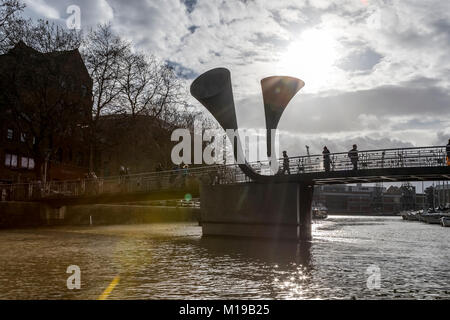 Pero's Bridge, eine Fußgängerbrücke, Harborside, Bristol UK. Benannt nach dem Sklaven Pero Jones. Brückenkonstruktion von Eilis O'Connell. Stockfoto