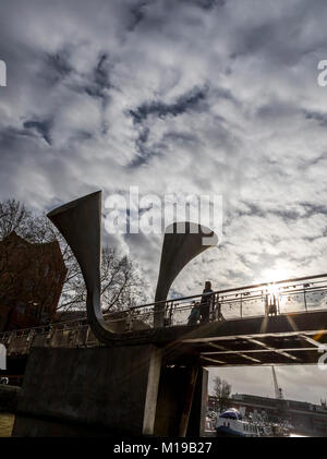 Pero's Bridge, eine Fußgängerbrücke, Harborside, Bristol UK. Benannt nach dem Sklaven Pero Jones. Brückenkonstruktion von Eilis O'Connell. Stockfoto