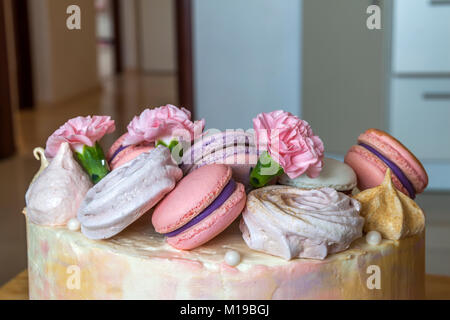 Süße bunte Kuchen mit französischen Makronen auf der Oberseite Stockfoto