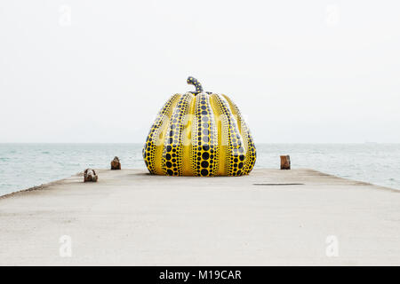 Naoshima, Japan - 29. September 2017: Yayoi Kusama Giant's pumpkin Skulptur vor dem Meer bei Naoshima Kunst Insel Stockfoto