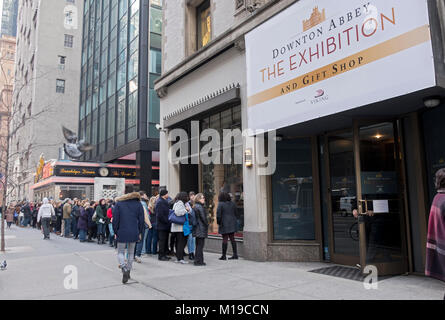 Eine lange Reihe von Tickets warten die Downton Abtei Ausstellung auf der West 57th Street, in Midtown Manhattan, New York City. Stockfoto