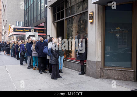 Eine lange Reihe von Tickets warten die Downton Abtei Ausstellung auf der West 57th Street, in Midtown Manhattan, New York City. Stockfoto