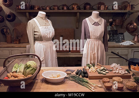 Eine Anzeige der Küche & Personal Kleidung zu Downton Abtei die Ausstellung auf der West 57th Street, in Midtown Manhattan, New York City. Stockfoto