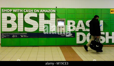 Amazon Schließfach im Broadway Shopping Centre Hammersmith - Bish Bash, Dosh! Stockfoto