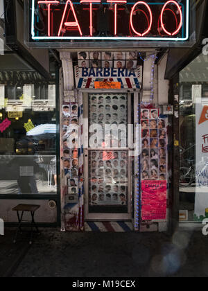 Eine lateinische Friseur und Tätowierer auf Roosevelt Avenue in Jackson Heights, Queens, New York Stockfoto