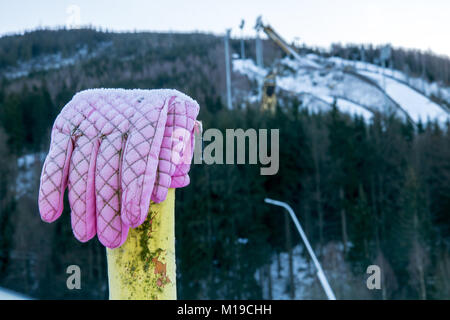 Ein einsamer gefroren Handschuh hängt an Stahl Stick im Winter Resort, eine Schanze Tower. Harrachov, Tschechien. Stockfoto