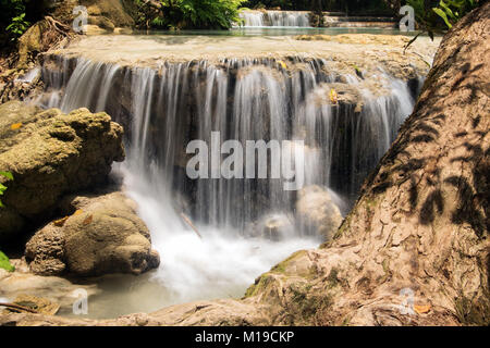 Die Kuang Si Wasserfall, da Tat Kuang Si Wasserfälle Luangprabang, Laos bekannt. Stockfoto