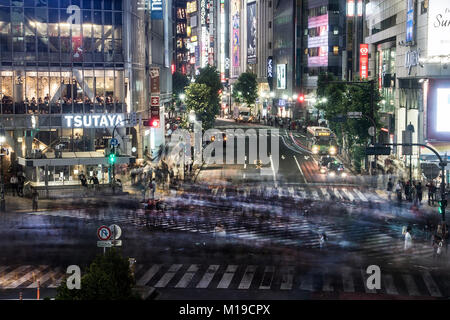 JAPAN, Tokio, 29.Juni 2017, viele Menschen sind verschwommen von move auf der Kreuzung zebra im Zentrum der Stadt ging. Der Verkehr an der Kreuzung in Shibuya Nacht Stockfoto