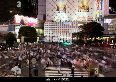 JAPAN, Tokio, 29.Juni 2017, viele Menschen sind verschwommen von move auf der Kreuzung zebra im Zentrum der Stadt ging. Der Verkehr an der Kreuzung in Shibuya Nacht Stockfoto