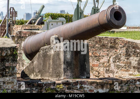 Die alte große Kaliber Kanone Köpfe in den Himmel. Das historische Feld - Gewehr auf die cornwallis Festung. Stockfoto