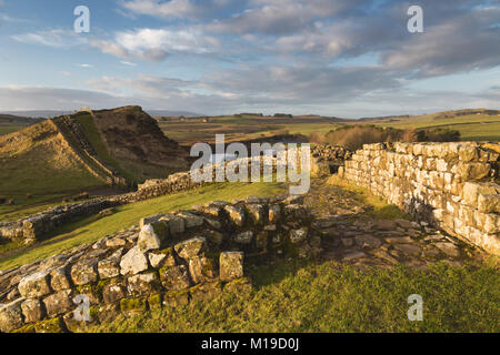 Hadrian's Wall: Ein winter Szene auf Cawfield Felsen, Blick nach Westen über Milecastle 42 und in Richtung Cawfield Steinbruch Stockfoto