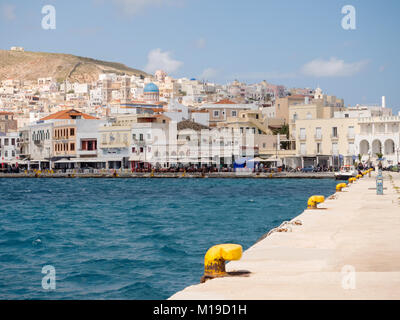 SYROS, Griechenland - 10 April, 2016: Blick von Syros Hafen mit schönen Gebäuden und Häusern an einem sonnigen Tag mit Wolken Stockfoto