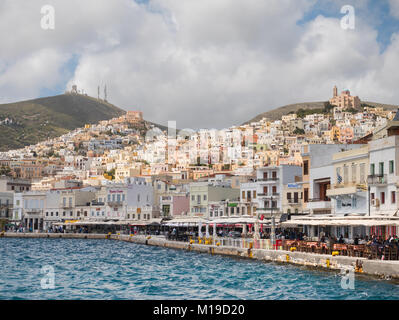 SYROS, Griechenland - 10 April, 2016: Blick von Syros Hafen mit schönen Gebäuden und Häusern an einem sonnigen Tag mit Wolken Stockfoto