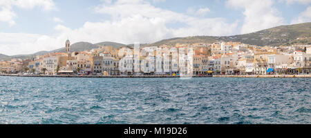 SYROS, Griechenland - 10 April, 2016: Blick von Syros Hafen mit schönen Gebäuden und Häusern an einem sonnigen Tag mit Wolken Stockfoto