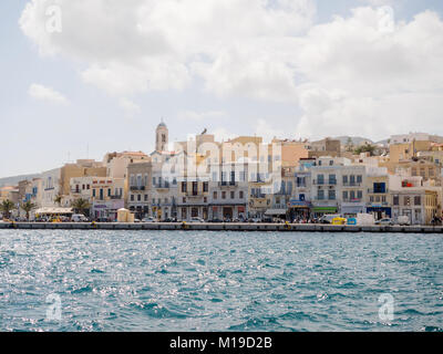 SYROS, Griechenland - 10 April, 2016: Blick von Syros Hafen mit schönen Gebäuden und Häusern an einem sonnigen Tag mit Wolken Stockfoto