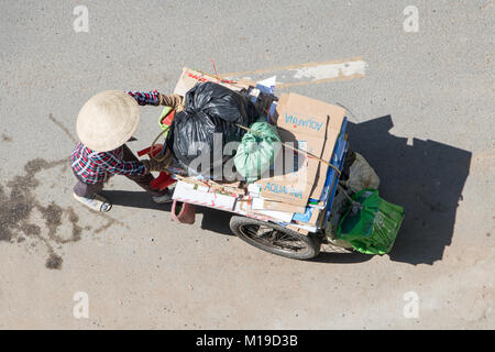 SAIGON, VIETNAM, 17.12.2017, Sammlung von verwertbaren Abfällen in den Straßen von Ho Chi Minh Stadt. Vietnamesische Frau treibt einen Wagen voller Taschen, Saigon Stockfoto