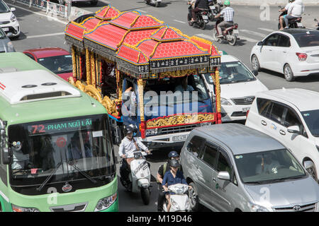 SAIGON, VIETNAM, Dec 17 2017, eine dekorative LKW-Fahrt in die Straßen von Ho Chi Minh Stadt. Stau in Saigon. Stockfoto