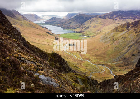 Buttermere und Warnscale Unterseite von Grün Crag, Heuballen, Lake District, Cumbria, England, Großbritannien Stockfoto