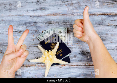 Reisepass und Geld und Karten für den Rest. Noch immer leben des Reisenden. Rest Pass Geld für Rest Stockfoto