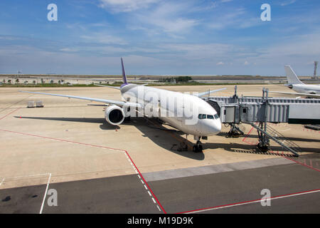 Vorbereiten der Flugzeuge für den Abflug, Flughafen Helsinki, Finnland. Das Flugzeug stand auf der Rampe. Flugzeug In docking Tunnel. Stockfoto