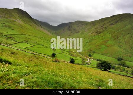 Graue Felsen zu Hartsop Dood über Threshthwaite Mund Stockfoto