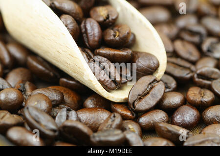 Geröstete Kaffeebohnen auf hölzernen Schaufel, Nahaufnahme Stockfoto