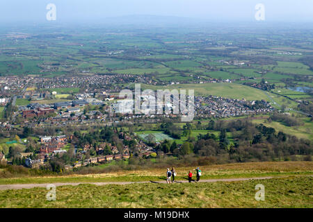 Malvern, Großbritannien - 29.. März 2012: Vier Personen halten an, um sich vor der Aussicht von einem Fußweg zum Worcester Beacon auf den Malvern Hills, Worcestershire, Großbritannien, ein paar Worte auszutauschen. Worcestershire Beacon, auch bekannt als Worcester Beacon, ist ein Hügel, dessen Gipfel mit 425 m (1.395 ft) der höchste Punkt der Strecke ist. Stockfoto